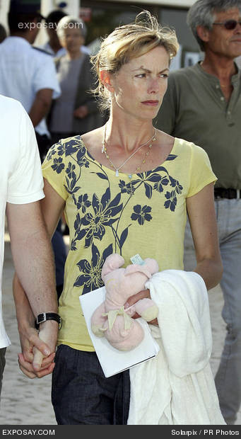 Kate McCann with Cuddle Cat and 'blanket', 12 May 2007