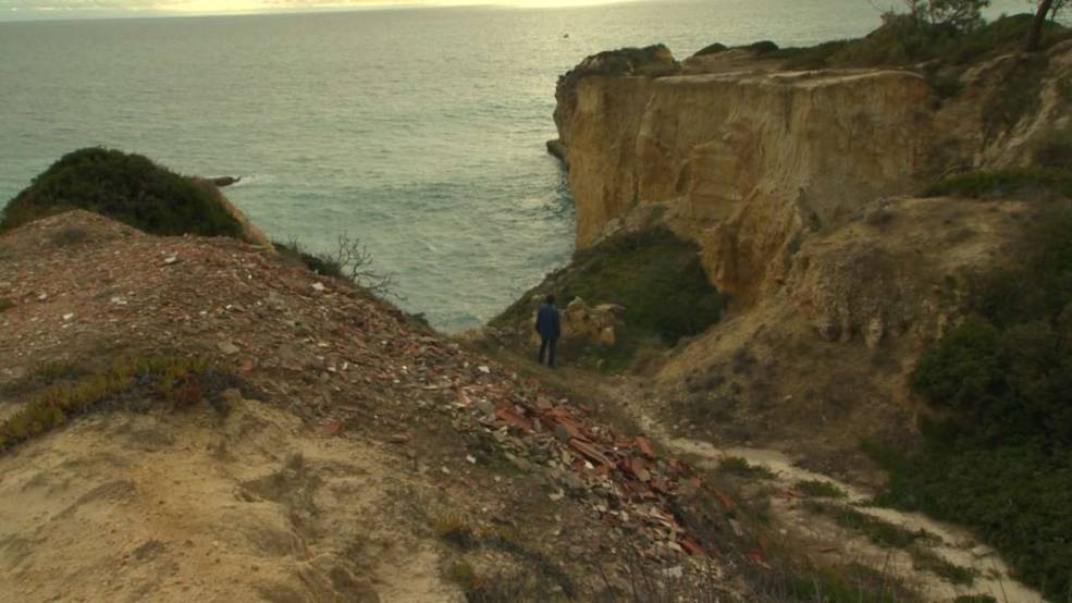 An inaccessible slope on a headland on the Portuguese coast: Michael Schneider (43, small figure in the centre) suspects: Here lies the body of Maddie, Photo: SAT.1