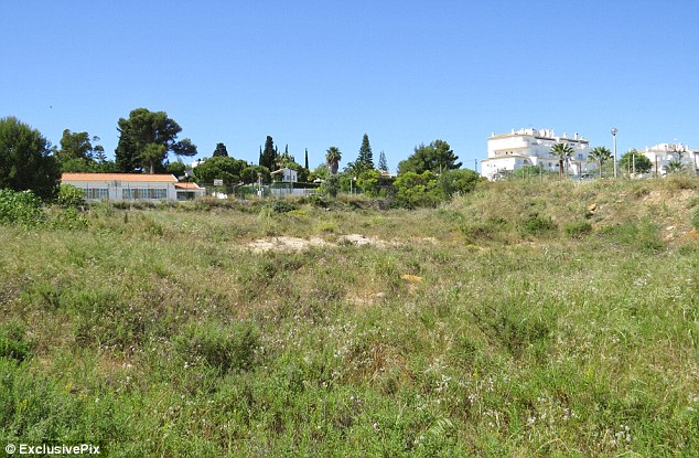 This land that was not fenced at the time of the disappearance of Madeleine McCann is contiguous to the path where witnesses saw a man passing with a child in pyjamas in her arms the night of the disappearance