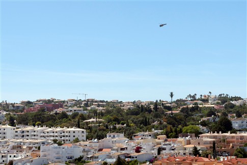 Air Force helicopter flies over Praia da Luz, Algarve. Photo: Algarvephotopress / Global Imagens