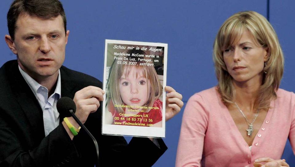 Kate and Gerry McCann show a photo of their daughter Madeleine at a press conference in Berlin (archive photo of 06.06.2007). (Source: Reuters)