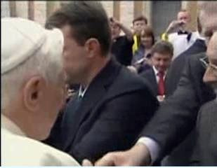 Hand immediately lets go of the Popes hand