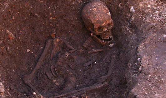 Richard III's excavated skeleton revealing a crooked spine